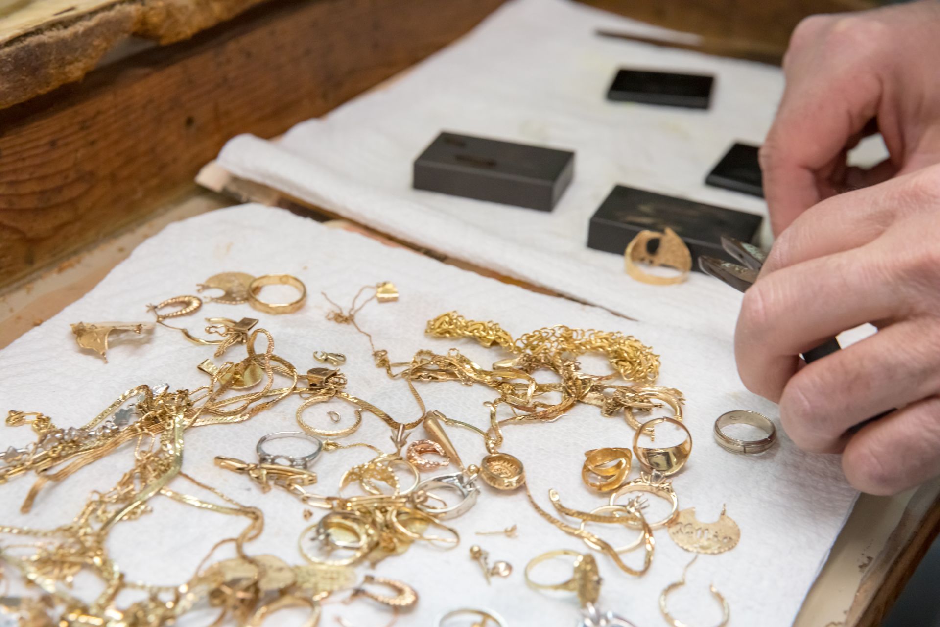How to Assess the Purity Levels in Gold Jewelry